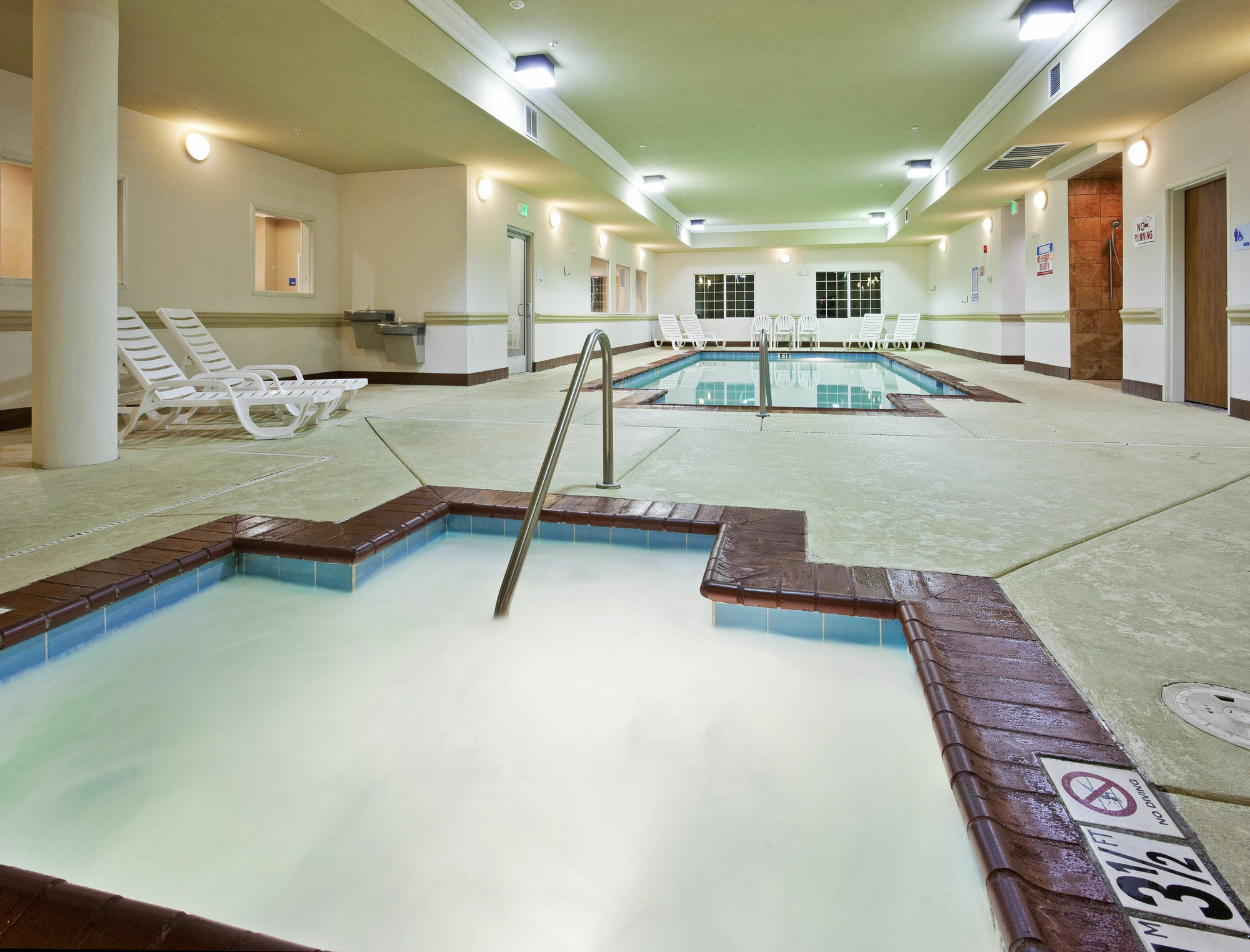 Holiday Inn Express And Suites Klamath Кламат Фолс Экстерьер фото